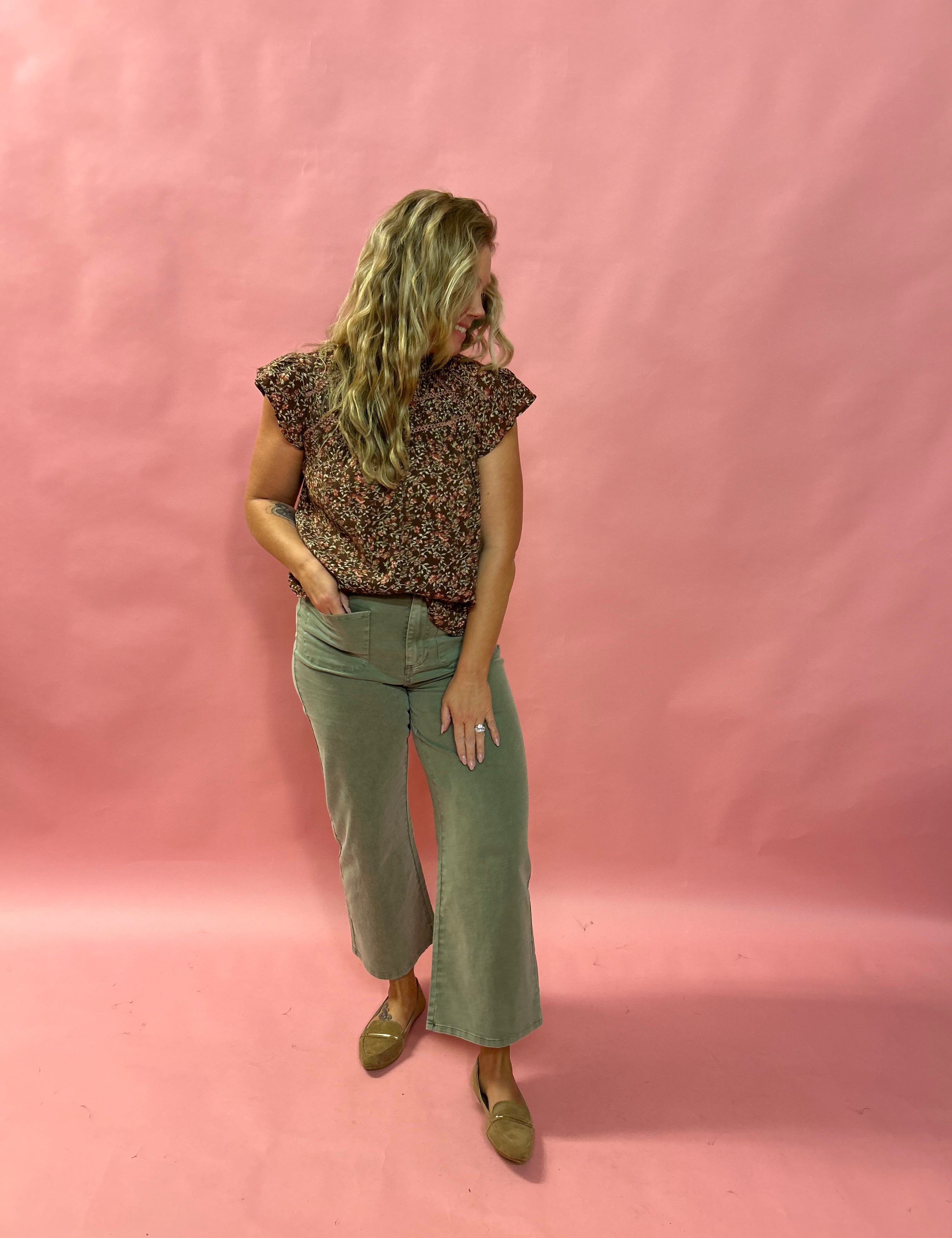 Effortless Edge: High-Waisted Wide-Leg Ankle Pants in Khaki