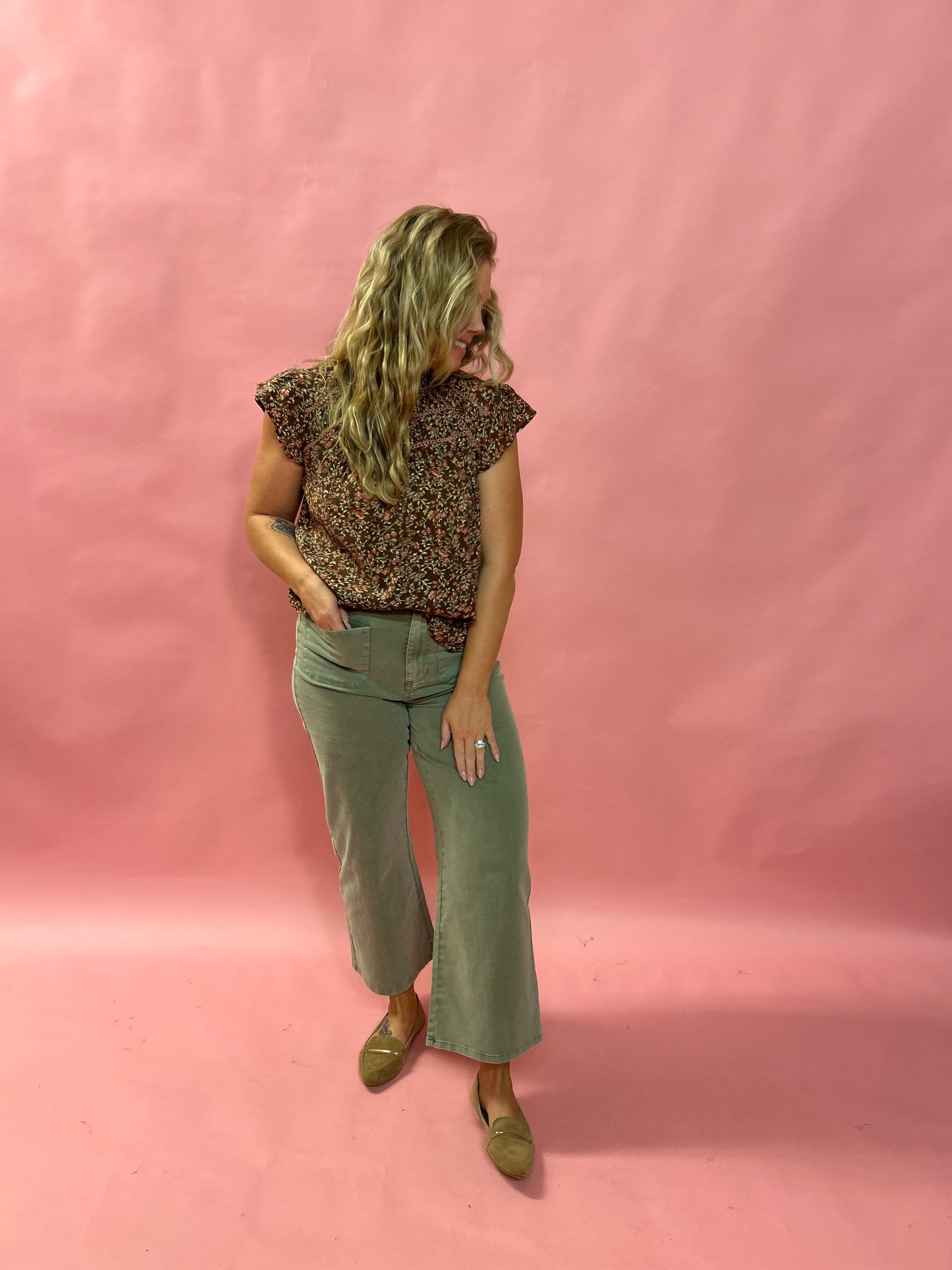 Effortless Edge: High-Waisted Wide-Leg Ankle Pants in Khaki