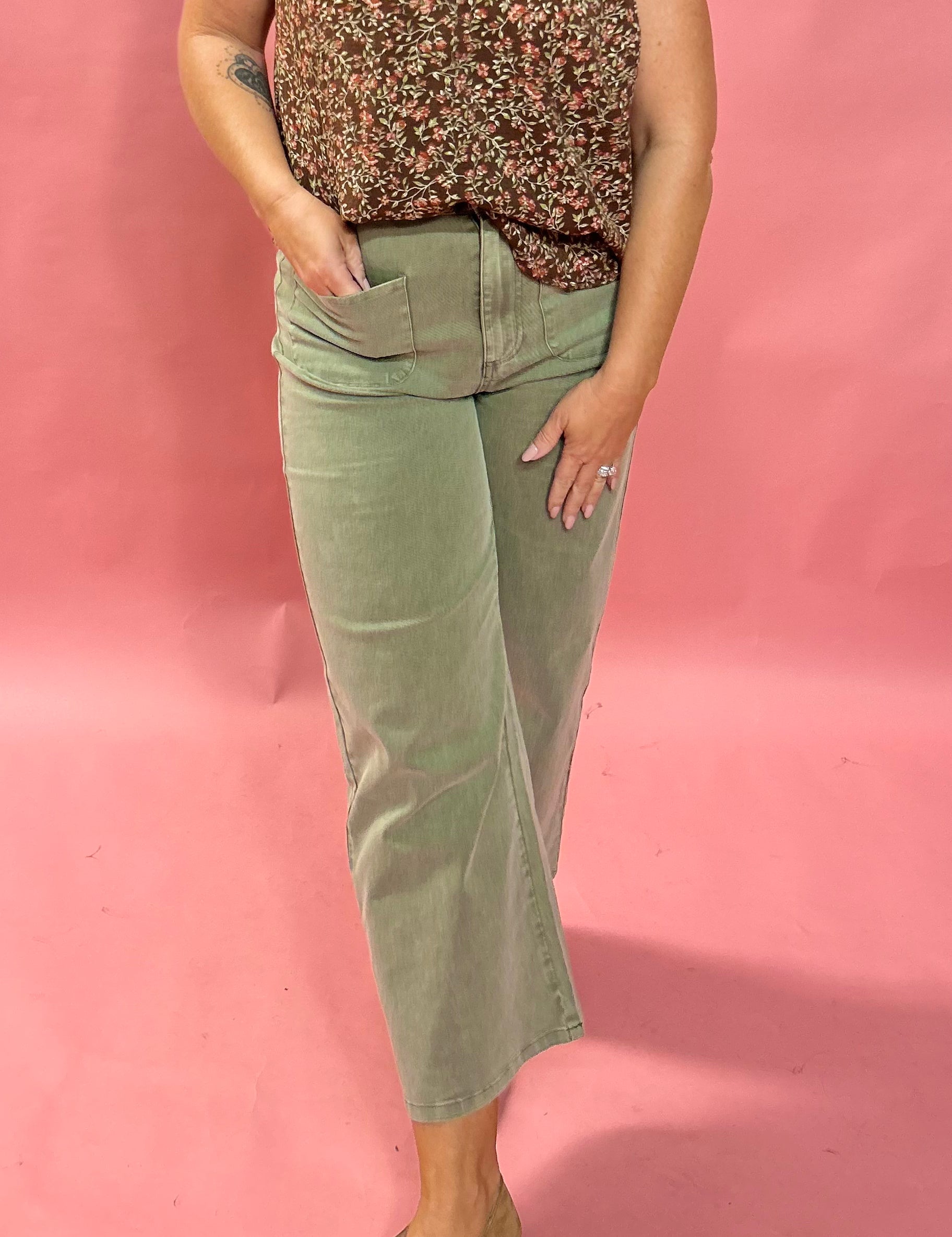 Effortless Edge: High-Waisted Wide-Leg Ankle Pants in Khaki