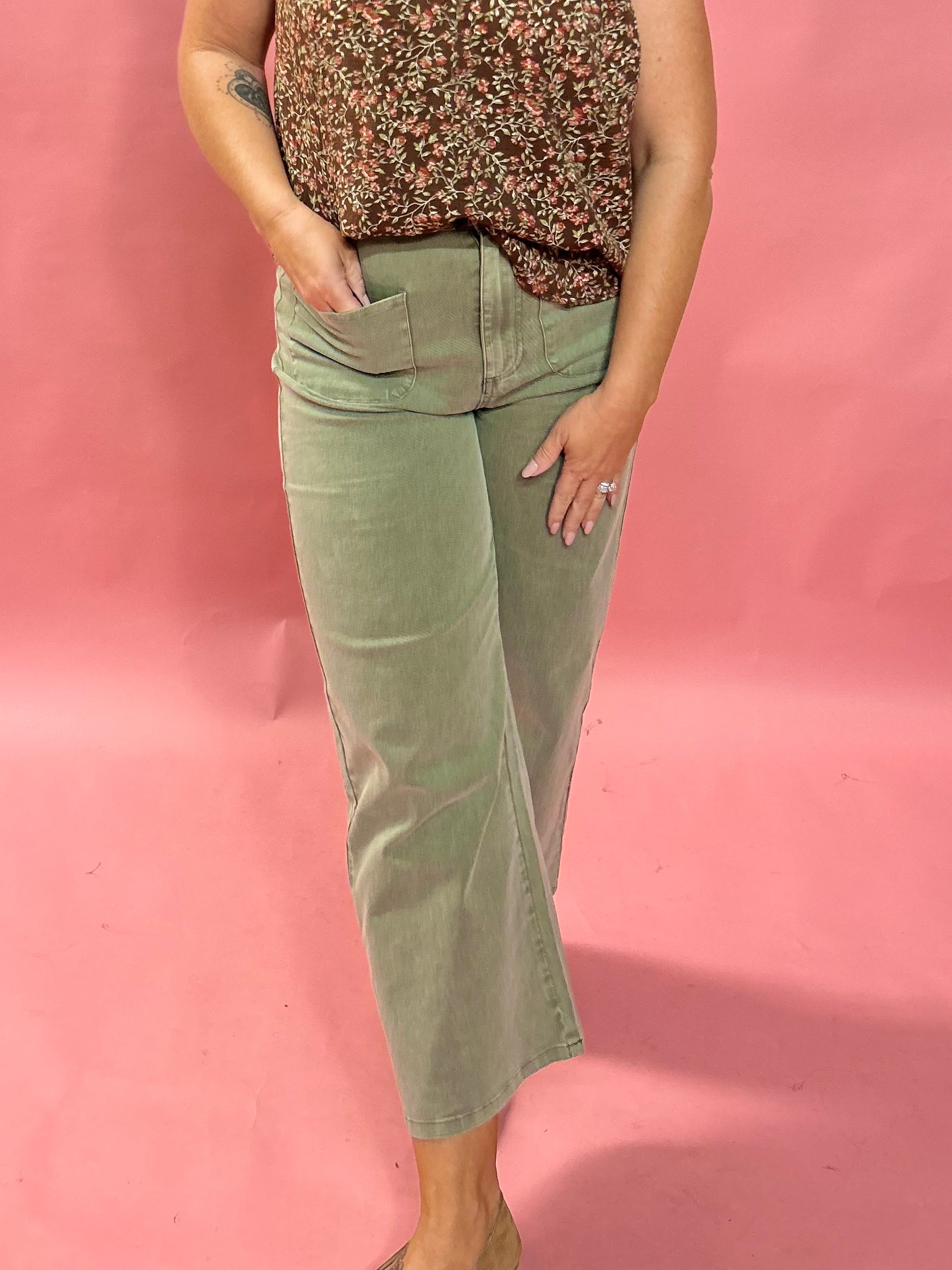 Effortless Edge: High-Waisted Wide-Leg Ankle Pants in Khaki