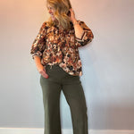 Detail of the elastic cuff on the three-quarter sleeve of the floral print peplum blouse