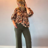 Detail of the elastic cuff on the three-quarter sleeve of the floral print peplum blouse