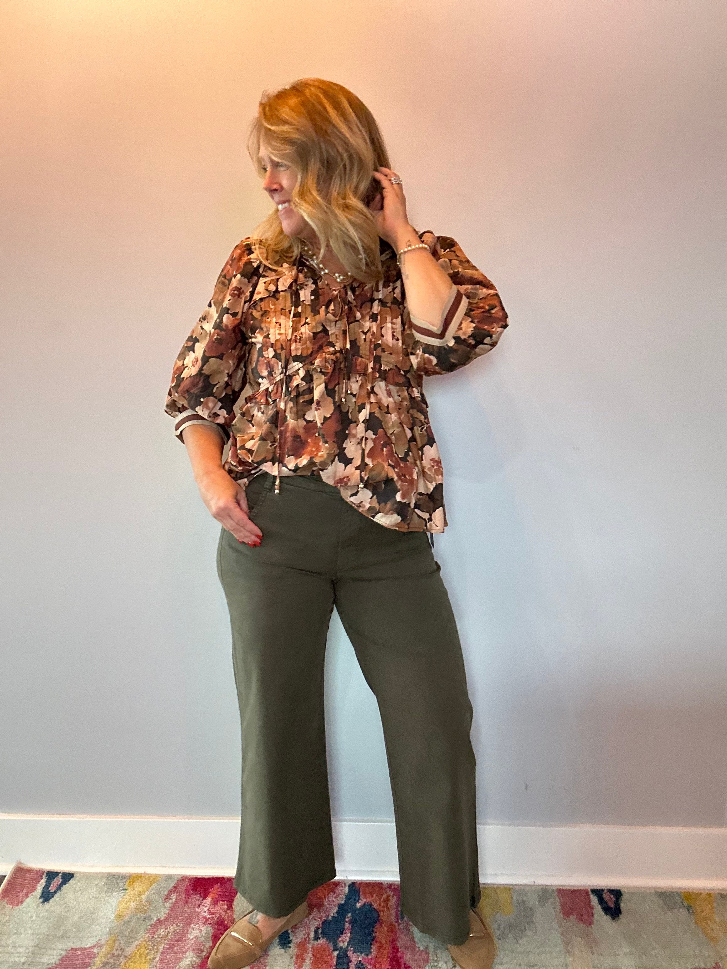 Detail of the elastic cuff on the three-quarter sleeve of the floral print peplum blouse