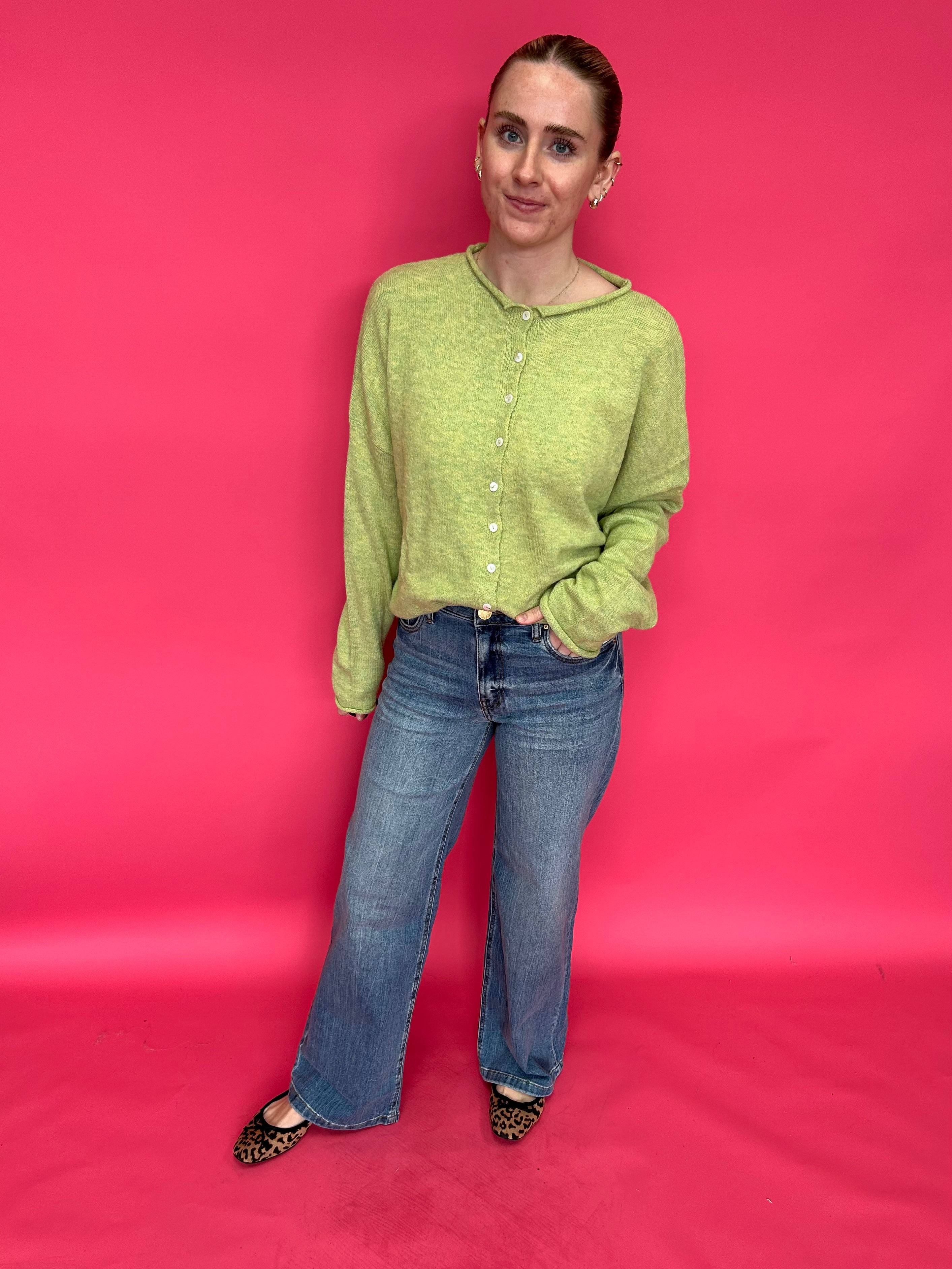 Side view showing the elongating 31 inch inseam of the high rise wide leg jeans with a clean hem