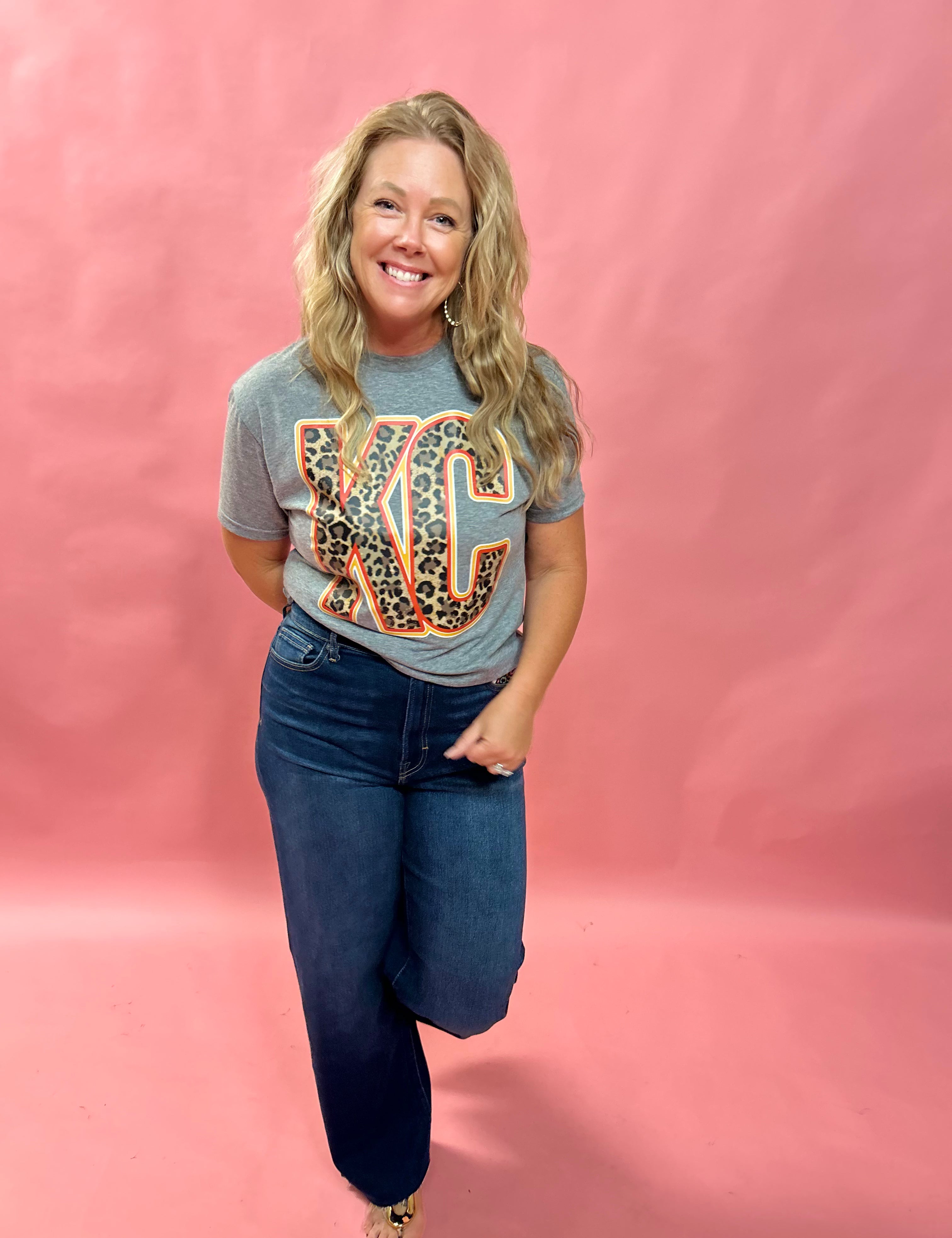 KC Colors Leopard KC Letters Grey Tee