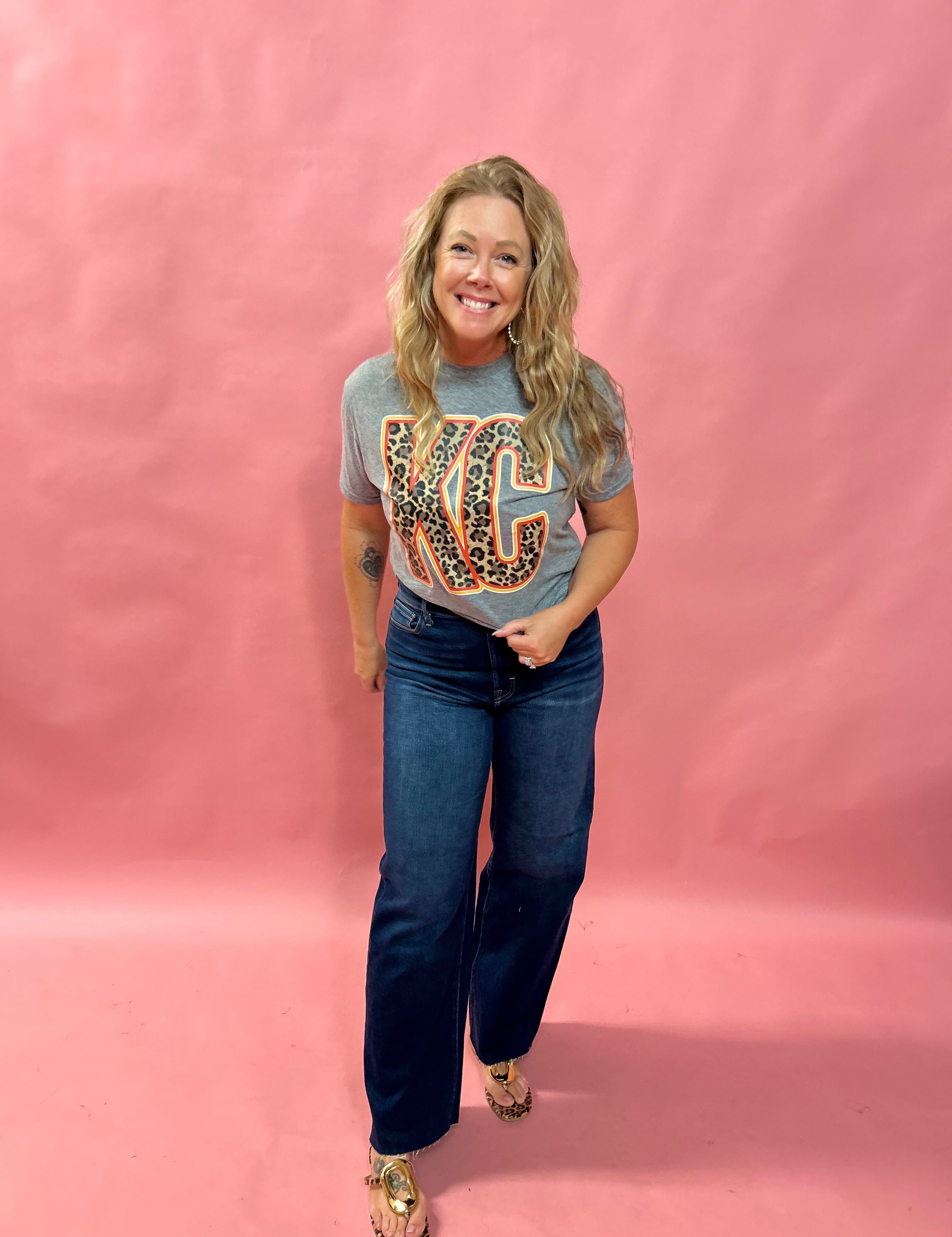 KC Colors Leopard KC Letters Grey Tee