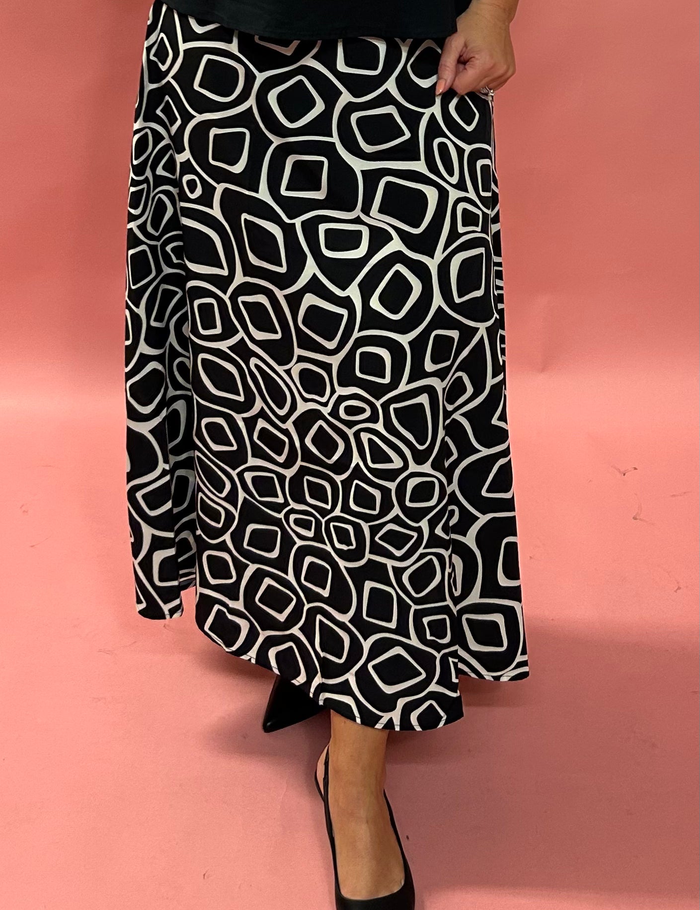 Oliva Abstract Midi Skirt in Black