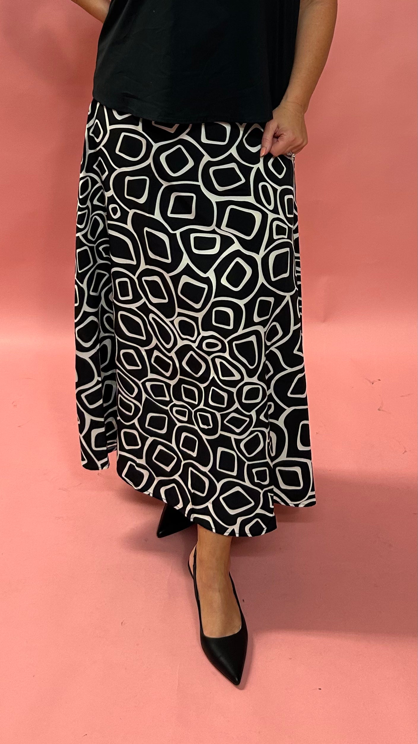Oliva Abstract Midi Skirt in Black