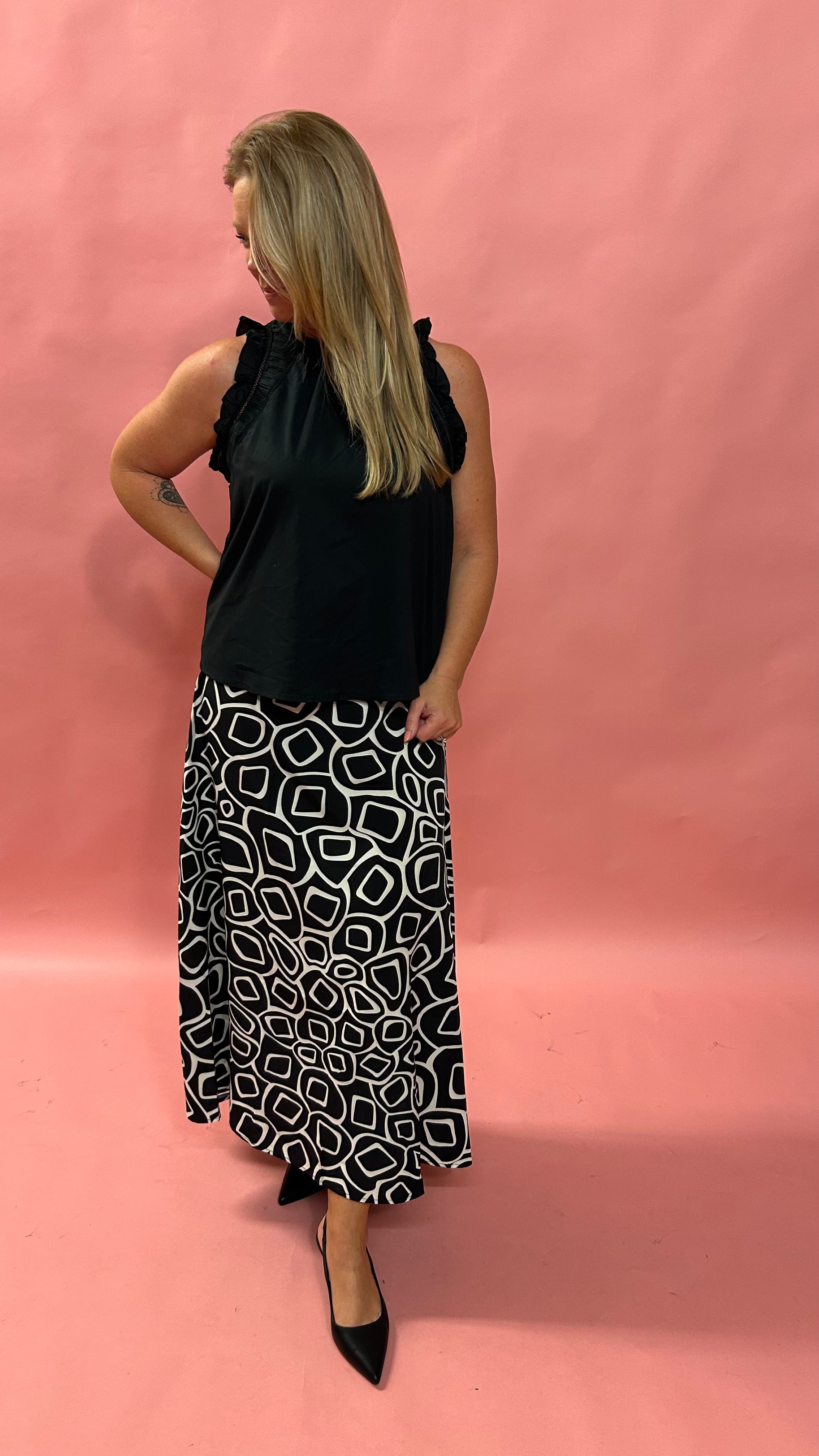 Oliva Abstract Midi Skirt in Black