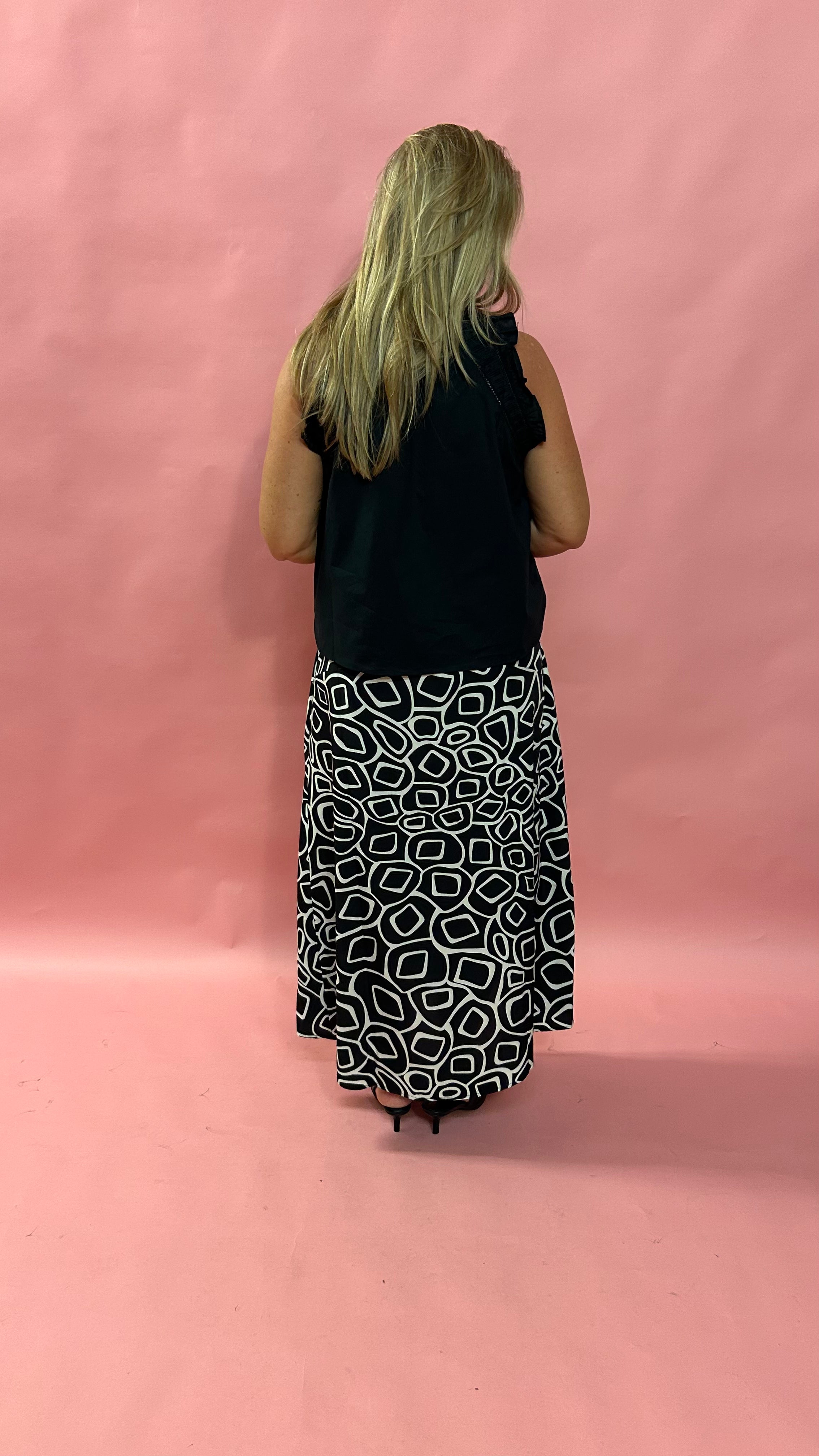 Oliva Abstract Midi Skirt in Black