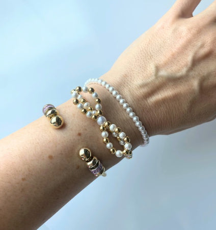 Close-up of the faux pearl beads and the elastic band on the petite pearl stretch bracelet