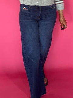 Woman wearing Curator wash wide leg jeans with a raw hem and a fitted tee tucked in